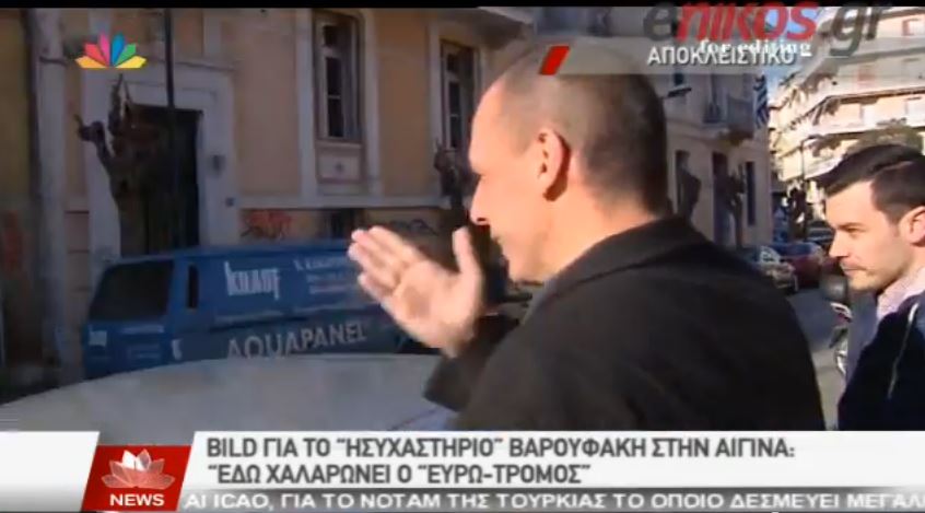 Ο Βαρουφάκης με τον ρεπόρτερ και ο μοτοσικλετιστής – ΒΙΝΤΕΟ