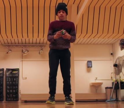 Λύνει τον κύβο του Ρούμπικ χορεύοντας – ΒΙΝΤΕΟ