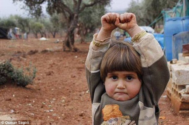 Ο πόλεμος στη Συρία σε μια φωτογραφία -Το κοριτσάκι που παραδίδεται στον φωτογράφο