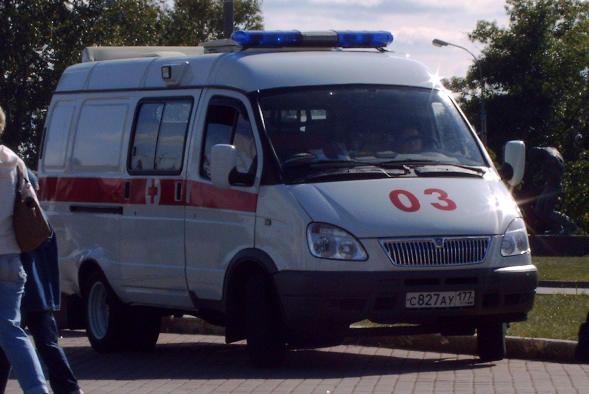 Έπεσε από την ταράτσα ενώ κατασκόπευε την κοπέλα του