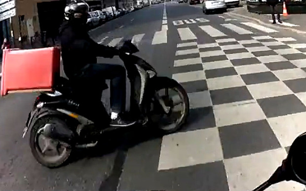 Η στιγμή ενός τρομακτικού τροχαίου μοτοσικλέτας με μηχανάκι – ΒΙΝΤΕΟ