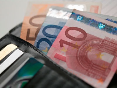 Κατέσχεσαν τα λεφτά 80χρονης για οφειλές της κόρης της