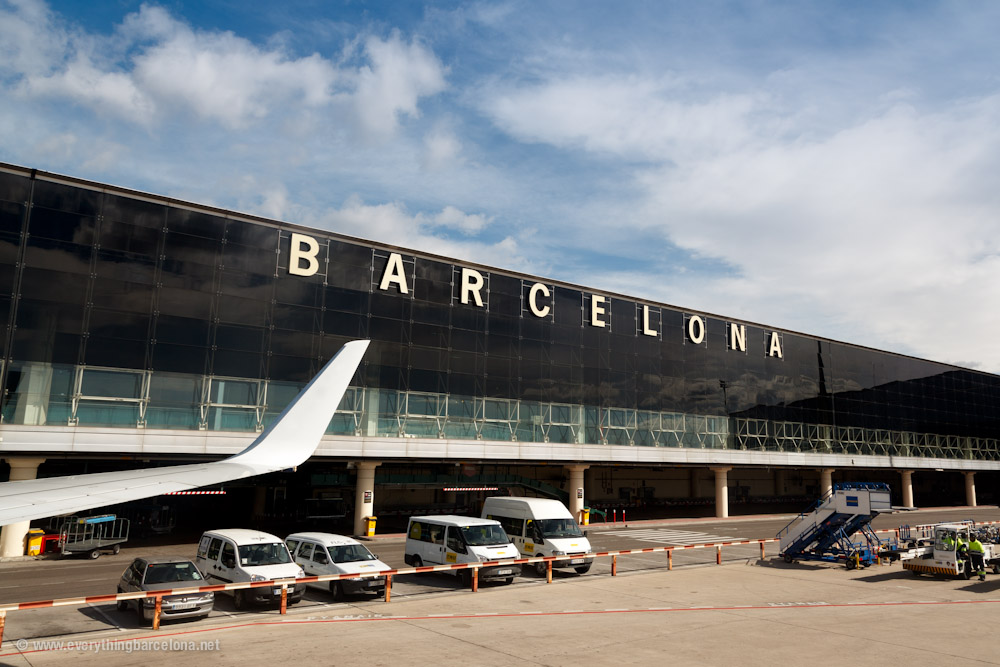 Στο αεροδρόμιο της Βαρκελώνης πηγαίνουν συγγενείς των θυμάτων