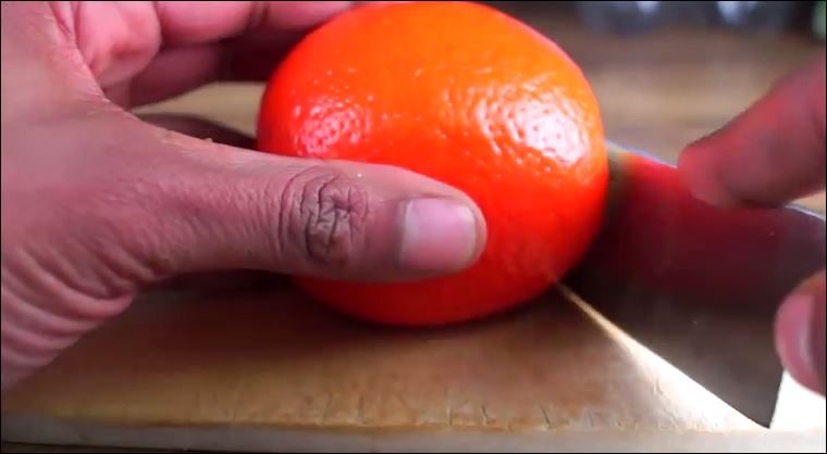 Πως να ξεφλουδίσετε ένα πορτοκάλι σε λίγα δευτερόλεπτα – ΒΙΝΤΕΟ