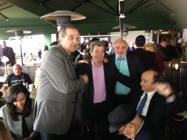 H selfie του Σαμαρά στην πλατεία της Καλαμάτας – ΦΩΤΟ