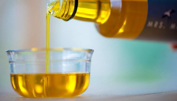 Πως να εξαφανίσετε γρήγορα λεκέ από λάδι