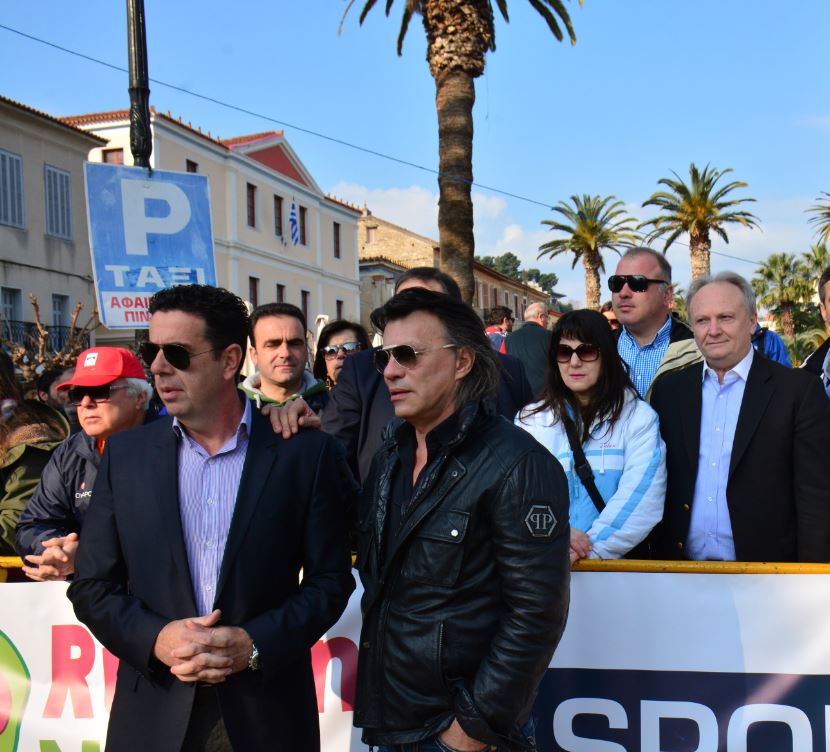 Ο Ψινάκης “ποζάρει” με όπλο – ΦΩΤΟ