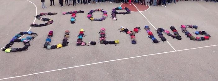 Οι σχολικές τσάντες φωνάζουν: “Stop Bullying” – ΦΩΤΟ