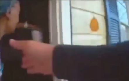 Δραματική διάσωση παιδιού από τις φλόγες – ΒΙΝΤΕΟ