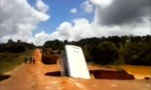 Κρατήρας κατάπιε λεωφορείο στη Βραζιλία – ΒΙΝΤΕΟ