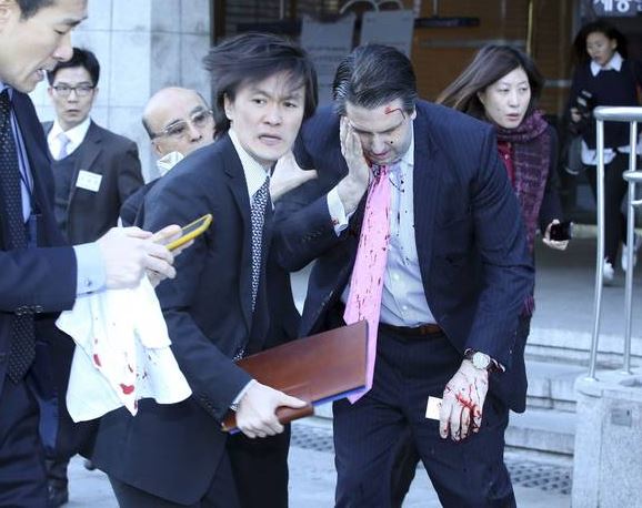 Η στιγμή της επίθεσης στον Αμερικανό πρέσβη – BINTEO