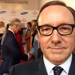 H selfie του Κέβιν Σπέισι με τον πρίγκιπα Κάρολο – ΦΩΤΟ