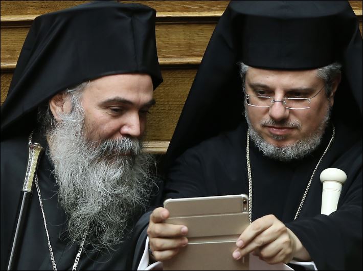 “Ιερή” selfie στην ορκωμοσία – ΦΩΤΟ