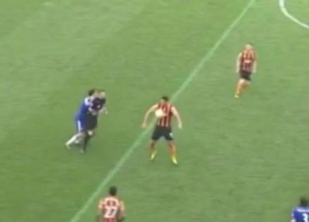 Πήρε… παραμάζωμα τον διαιτητή – ΒΙΝΤΕΟ