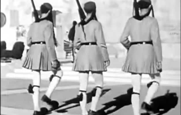 Είδαν τον παππού τους εύζωνα στην προεδρική φρουρά σε ξένο ντοκιμαντέρ – ΒΙΝΤΕΟ