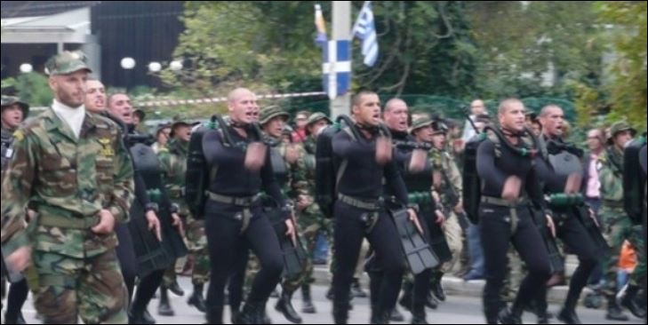 Βουλευτής του ΣΥΡΙΖΑ ζητά την τιμωρία των ΟΥΚ για τα συνθήματα στην παρέλαση
