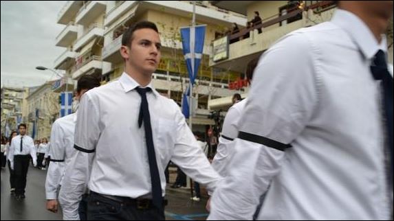 Παρέλαση με μαύρα περιβραχιόνια στη μνήμη Γιακουμάκη στην Καλαμάτα – ΒΙΝΤΕΟ