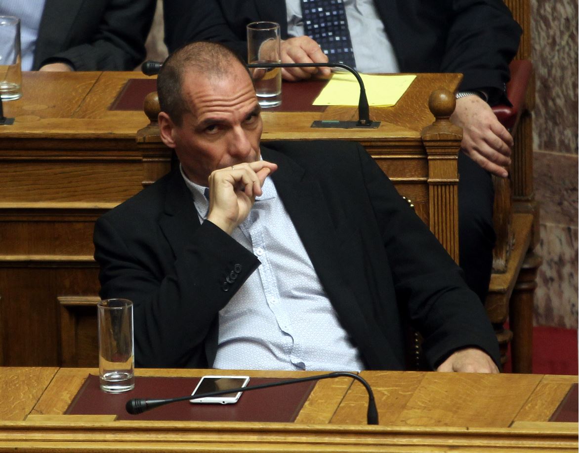 Το άγριο βλέμμα του Βαρουφάκη στη Βουλή – ΦΩΤΟ