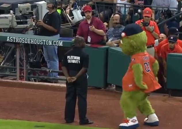 Ο “χορευταράς” σεκιούριτι του γηπέδου – ΒΙΝΤΕΟ