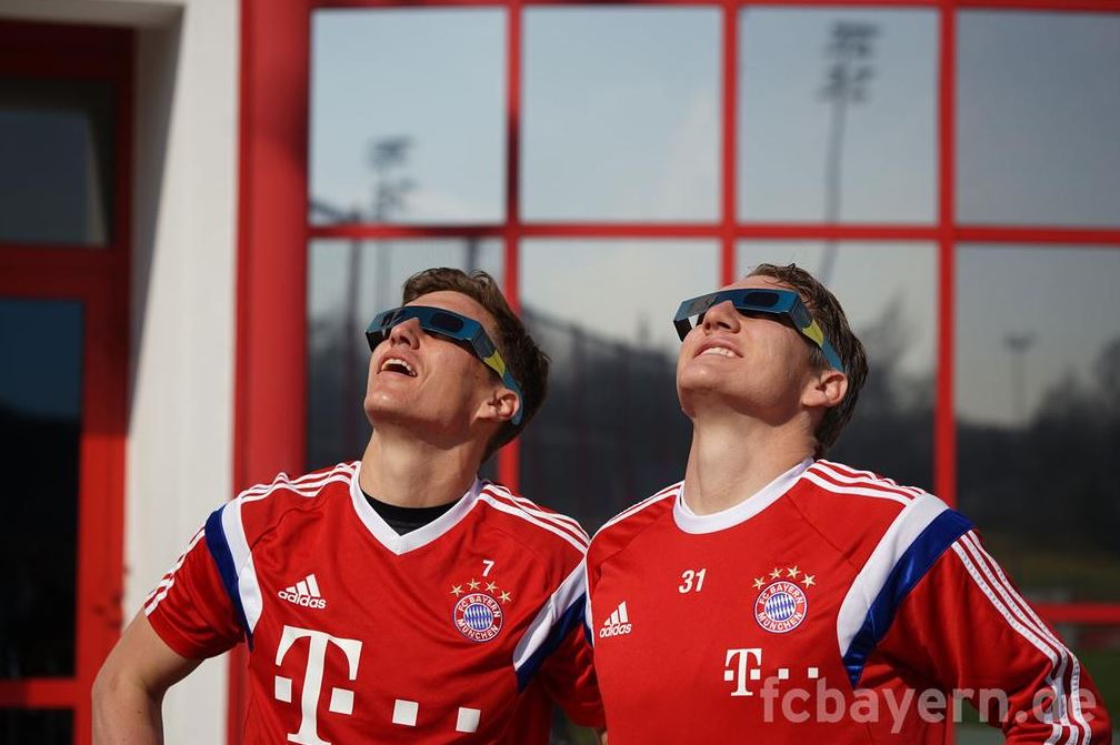 Την έκλειψη ηλίου παρακολούθησαν οι ποδοσφαιριστές της Μπάγερν – ΦΩΤΟ