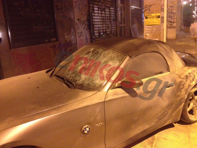 Έσπασαν πολυτελές αυτοκίνητο στη Σόλωνος – ΦΩΤΟ