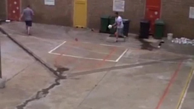 Ο Πιστόριους παίζει ποδόσφαιρο στη φυλακή – ΒΙΝΤΕΟ