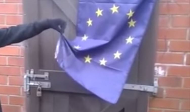 Προσπάθησε να κάψει τη σημαία της Ευρωπαϊκής Ένωσης – ΒΙΝΤΕΟ