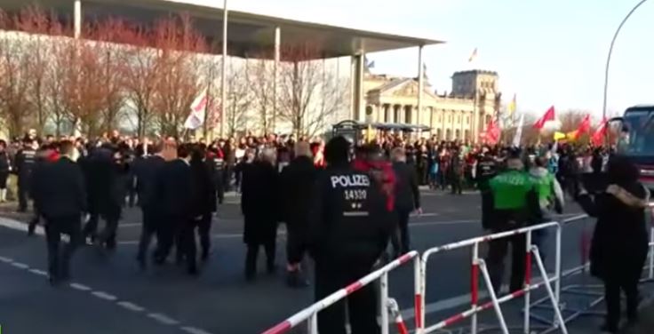 Οι Die Linke έξω από την Καγκελαρία για τον Τσίπρα – ΒΙΝΤΕΟ