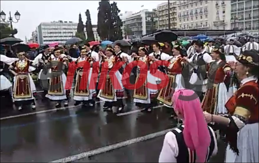 Υπό βροχή οι χοροί στο Σύνταγμα – ΒΙΝΤΕΟ