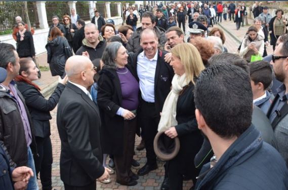 Βαρουφάκης σε πολίτη: Να είστε μαζί μας και μετά τη ρήξη – ΒΙΝΤΕΟ