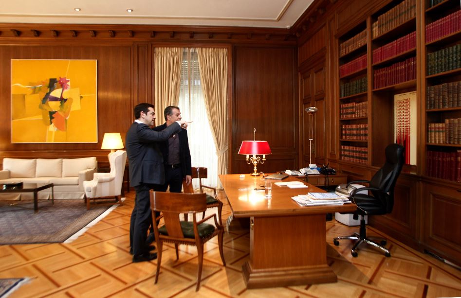 Ο Τσίπρας ξεναγεί τον Θεοδωράκη στο Μαξίμου – ΦΩΤΟ