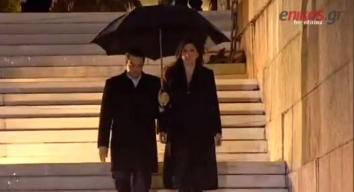 Κάτω από την ίδια ομπρέλα Τσίπρας-Κωνσταντοπούλου – ΒΙΝΤΕΟ