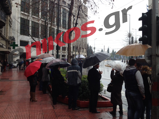 Βροχή και κόσμος στο Σύνταγμα – ΦΩΤΟ