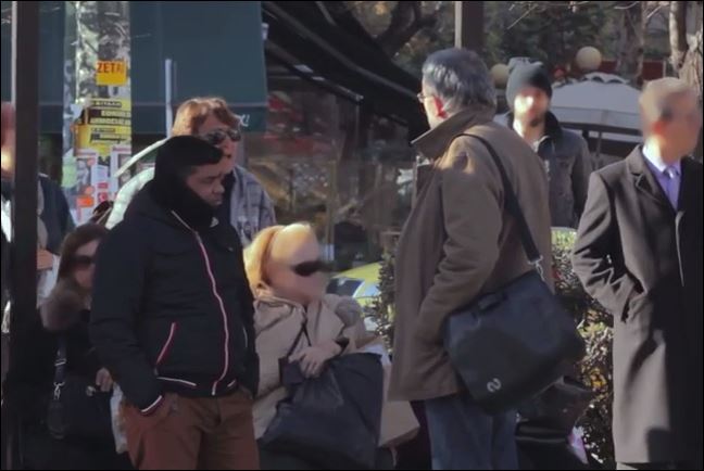 Πείραμα ρατσισμού στους δρόμους της Αθήνας – ΒΙΝΤΕΟ