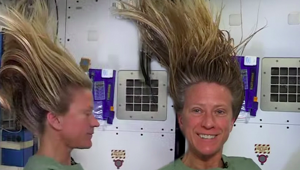 Πώς λούζονται οι αστροναύτες στο διάστημα – ΒΙΝΤΕΟ