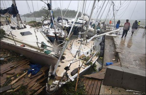 Τουλάχιστον 8 νεκροί από τον φονικό κυκλώνα