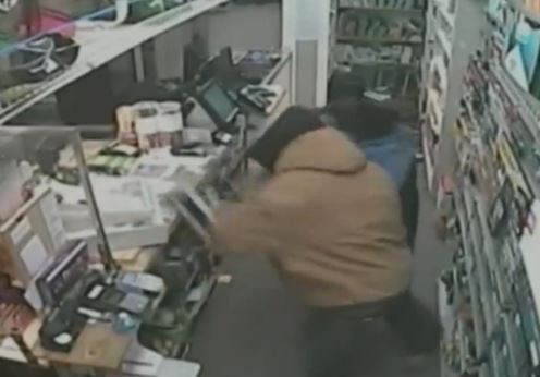 Η υπάλληλος αφόπλισε τον ληστή – ΒΙΝΤΕΟ