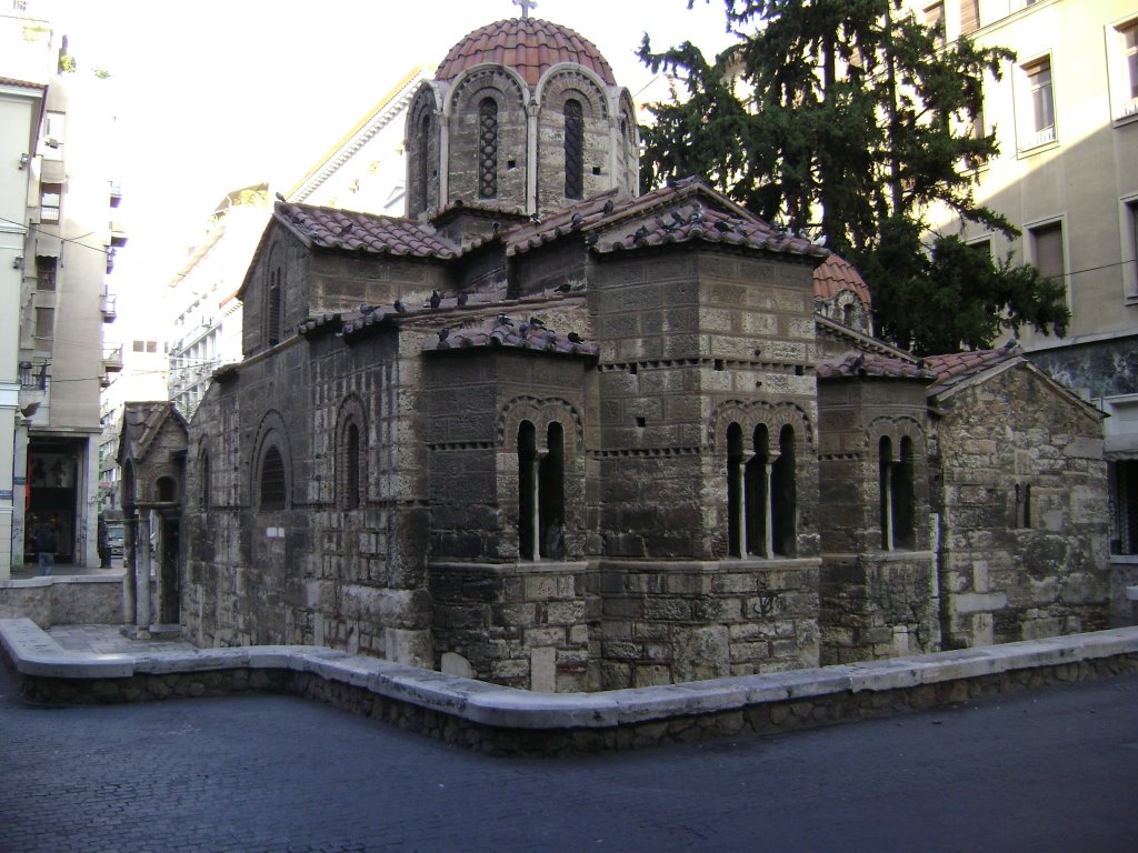 Ο καθαρισμός του γκράφιτι στο ναό της Καπνικαρέας