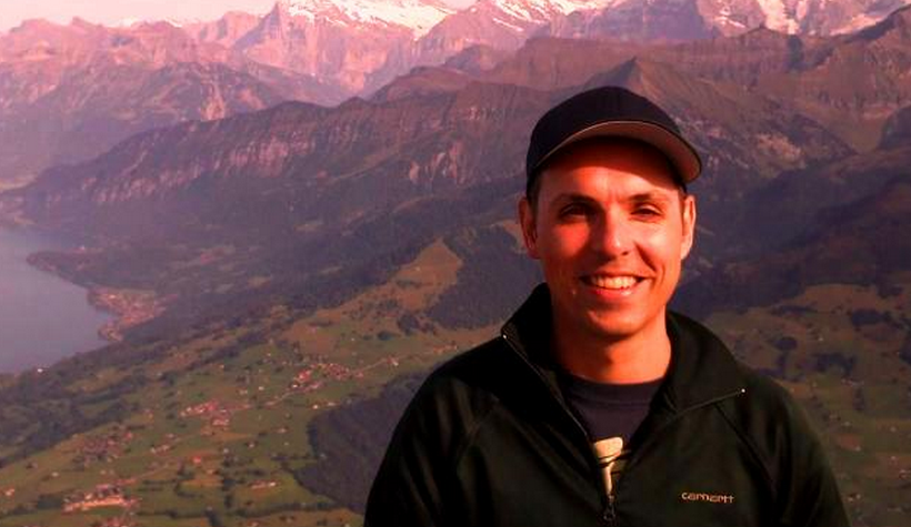 Ο 28χρονος πιλότος ποζάρει χαμογελαστός – ΦΩΤΟ