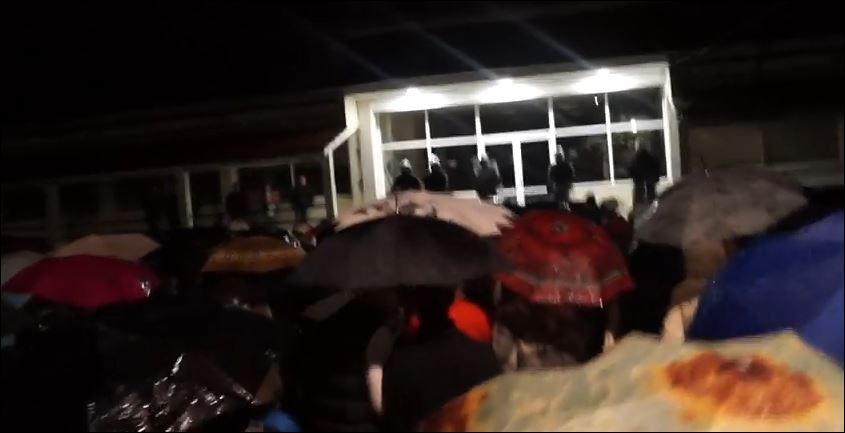 “Δολοφόνοι” φωνάζουν οι διαδηλωτές στη Γαλακτοκομική Σχολή – ΒΙΝΤΕΟ