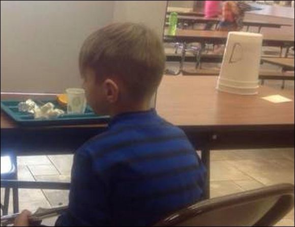 Θύελλα αντιδράσεων για την τιμωρία της δασκάλας σε 6χρονο μαθητή – ΦΩΤΟ