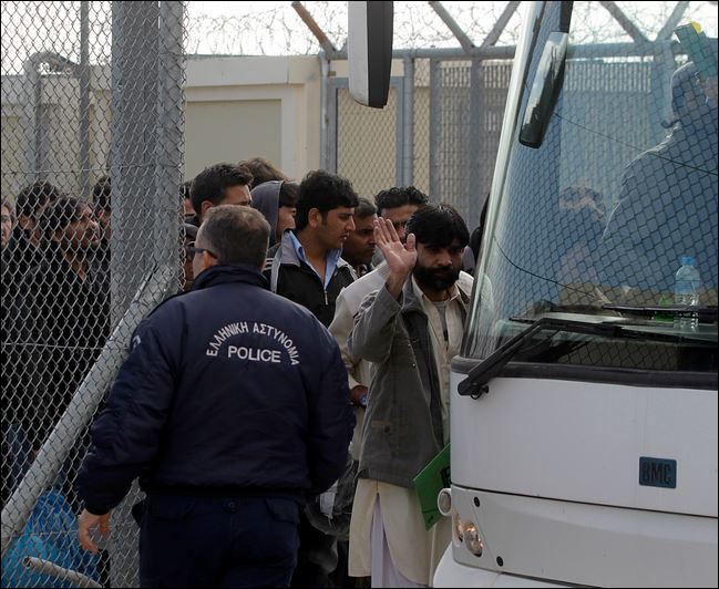 Συνεχίζεται η απελευθέρωση των μεταναστών από την Αμυγδαλέζα – ΦΩΤΟ