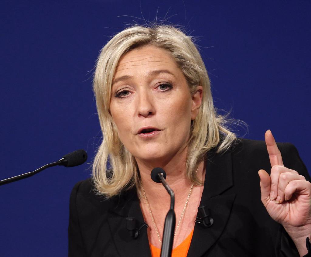 Η Λεπέν απειλεί να μηνύσει τον Σουλτς