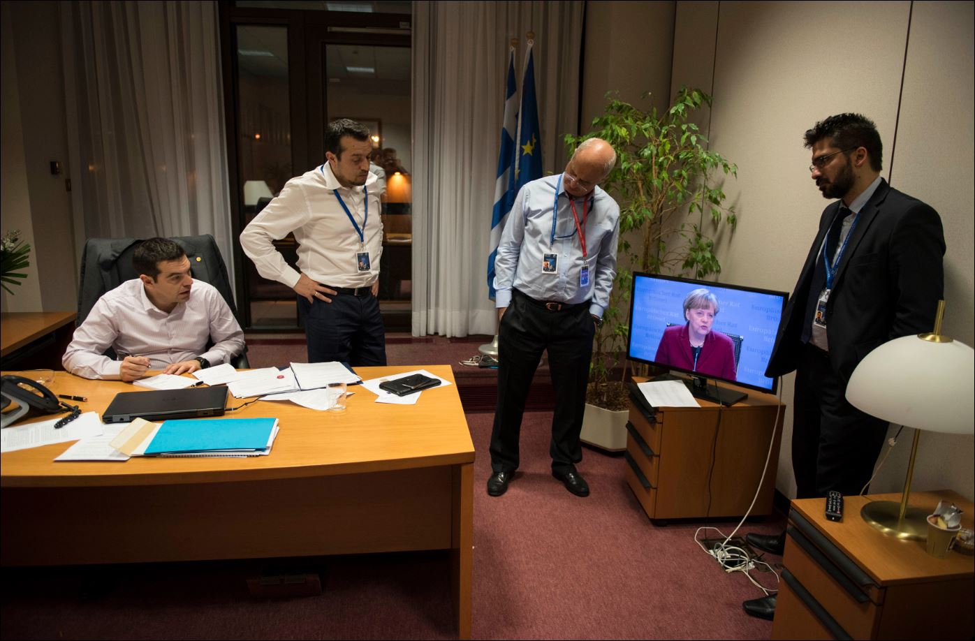 Ο Τσίπρας παρακολουθεί τις δηλώσεις της Μέρκελ – ΦΩΤΟ