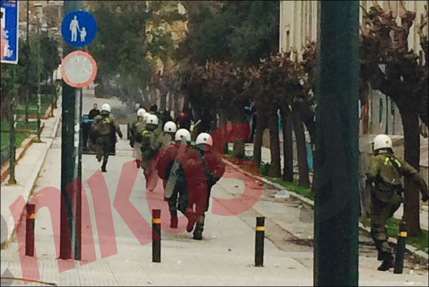 Νέες ΦΩΤΟ από τα επεισόδια στο κέντρο – ΤΩΡΑ