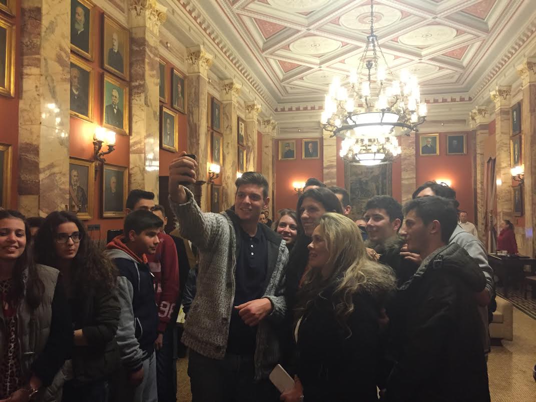 H selfie της Κωνσταντοπούλου με μαθητές – ΦΩΤΟ