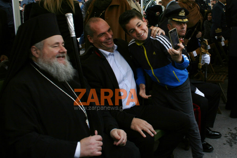 Η selfie του Βαρουφάκη με τον μαθητή – ΦΩΤΟ