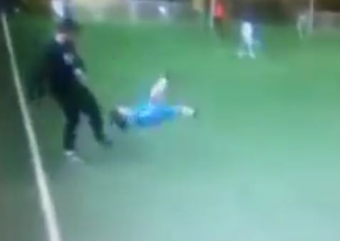 Προπονητής ποδοσφαίρου κλώτσησε ανήλικο – ΒΙΝΤΕΟ