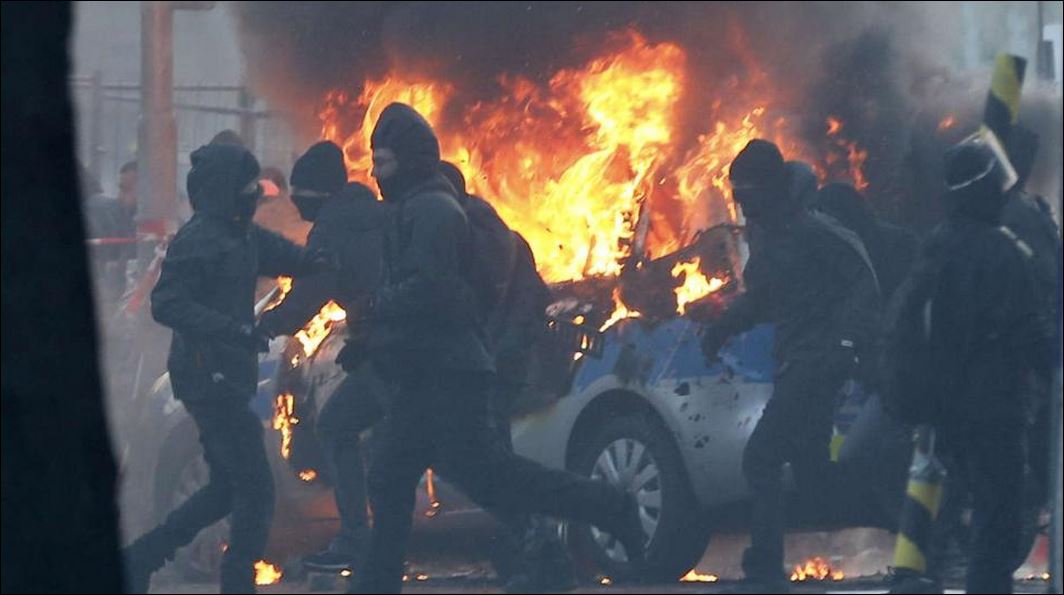 Φλέγεται η Φρανκφούρτη – ΦΩΤΟ από τα επεισόδια – ΤΩΡΑ