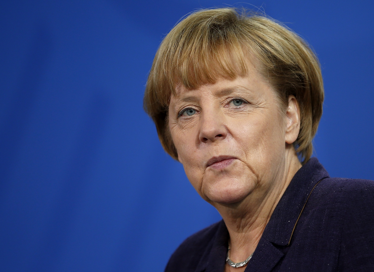 Η Μέρκελ με μαστίγιο “μαλώνει” την Ελλάδα – ΦΩΤΟ